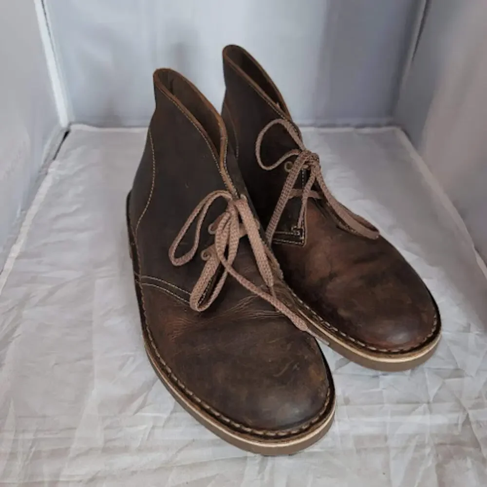 Clarks Chukka Boot Dark Brown leather lace up rubber sole Size 8.5M